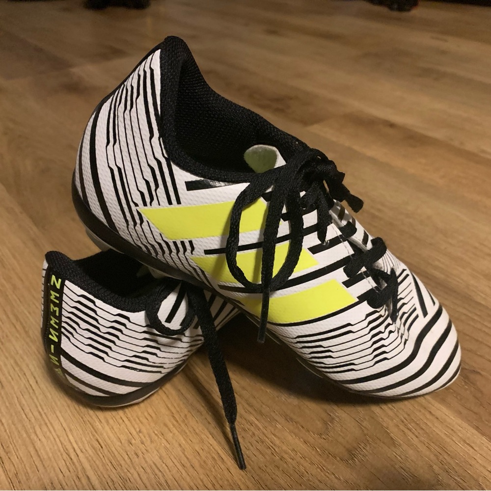 Adidas kids Meziz Soccer cleats  sz 1